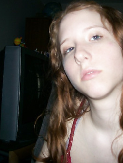 Piccola troia rossa ha voglia di cazzo