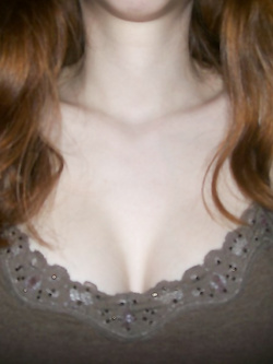 Piccola troia rossa ha voglia di cazzo