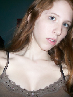 Piccola troia rossa ha voglia di cazzo