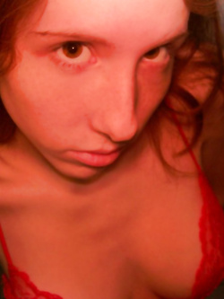 Piccola troia rossa ha voglia di cazzo