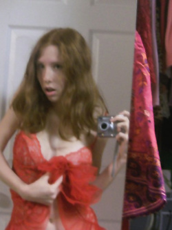 Piccola troia rossa ha voglia di cazzo