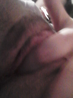 Giovane perversa : figa bollente, bocca golsa, culo sfondato