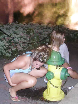 Ragazze ubriache pisciano