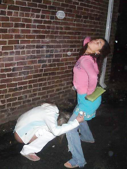 Ragazze ubriache pisciano