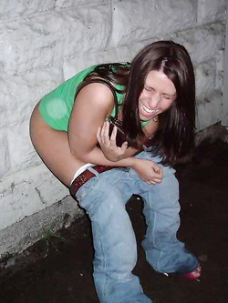 Ragazze ubriache pisciano
