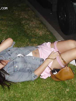 Ragazze ubriache pisciano