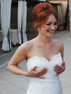 CHI è QUESTRA BELLA TROIA SPOSINA TETTONA??