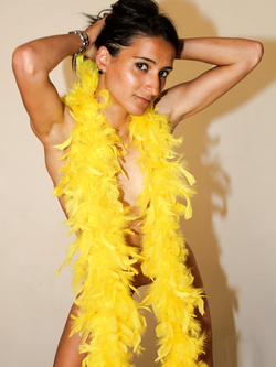 Andreea gioca con piume colorate