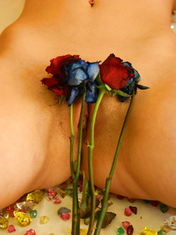 Natacha, posa in nudo sexi coprendosi le parti intime con fiori contornata da pietre colorate