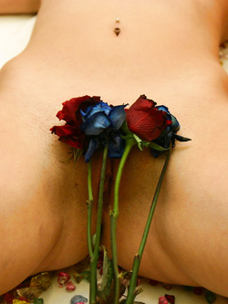 Natacha, posa in nudo sexi coprendosi le parti intime con fiori contornata da pietre colorate