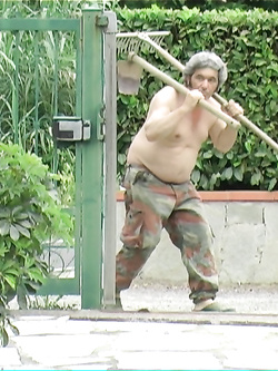 Maryelyn, intenta a fare giardinaggio viene aggredita da un passante eccitato alla vista del culo