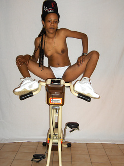 Ramona si presenta in varie pose sexi sulla Cyclet