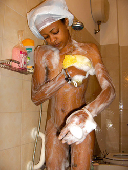 Ramona 2 giovane ragazza sudamericana in doccia