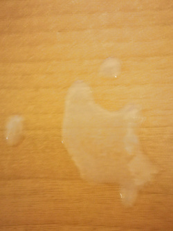 UNA BELLA SBORRATA SULLA SCRIVANIA