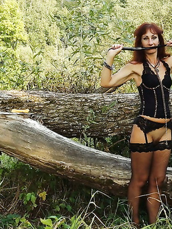 nuda lungo il canale