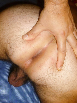 Adescato da un maschione possente su internet