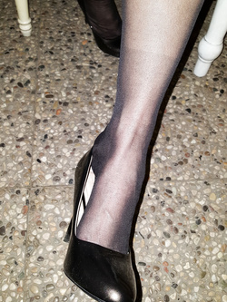 Michela con le calze di seta al ristorante...