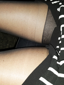 Michela con le calze di seta al ristorante...