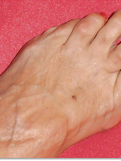 ANNA piedi e figa aperta sul balcone di casa