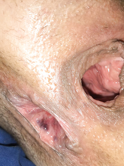 Si masturba con il cetriolo