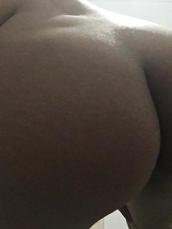 Eccomi. Solo per uomini che pe avermi farebbero tutto.