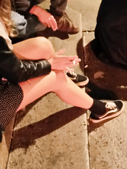 Ragazza carina minigonna vans calze