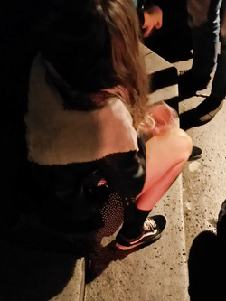 Ragazza carina minigonna vans calze