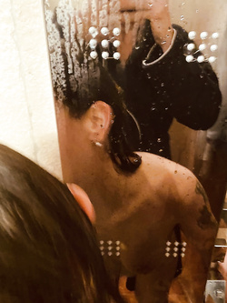 Doccia con cazzo nel culo