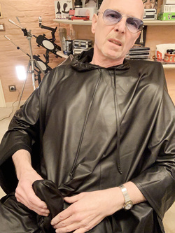 Lenny52, seduto nudo sulla poltrona di pelle nera della sua scrivania, ha indossato l'abito sintetico del parrucchiere.