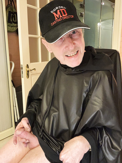 Lenny52, seduto nudo sulla poltrona di pelle nera della sua scrivania, ha indossato l'abito sintetico del parrucchiere.