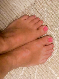 Naty mostra i suoi piedini