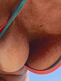 il capezzolone di mia moglie vuole uscire