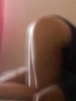 Commentate la mia maiala che vorrebbe conoscere altri cazzi