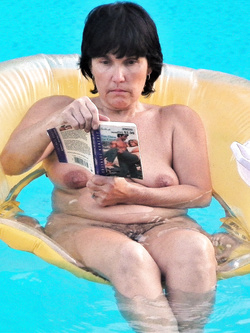 Mature wife naked in the pool Parte 2