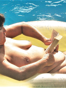 Mature wife naked in the pool Parte 2