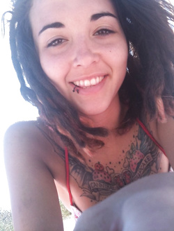 Ex tatuata troia, cagnolina schiavetta eccitata