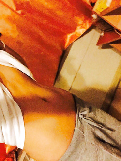 Giovane ragazza esibizionista