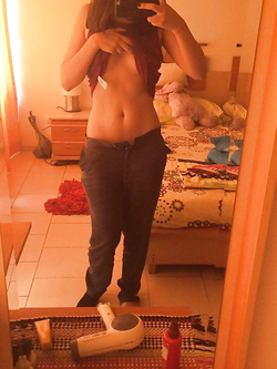 Giovane ragazza esibizionista