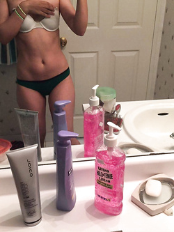 Giovane ragazza esibizionista