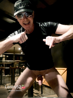 Lenny52 in un servizio fotografico nel suo sex club