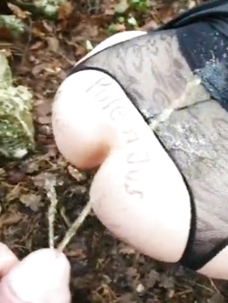 Mi piace il cazzo, sono una cagna. Lui piscia sulla mia figa