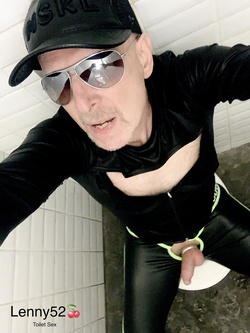 Lenny52 si masturba senza imbarazzo nei bagni di una discote