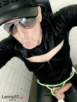 Lenny52 si masturba senza imbarazzo nei bagni di una discote