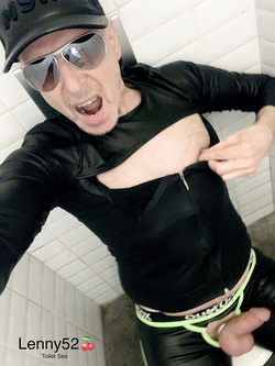Lenny52 si masturba senza imbarazzo nei bagni di una discote