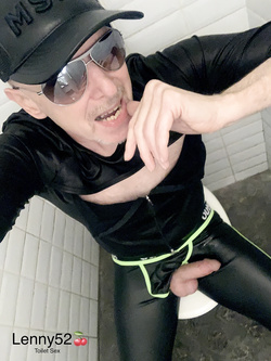 Lenny52 si masturba senza imbarazzo nei bagni di una discote