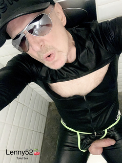 Lenny52 si masturba senza imbarazzo nei bagni di una discote