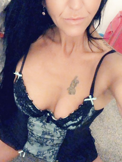 Moglie troia sposata arrapata