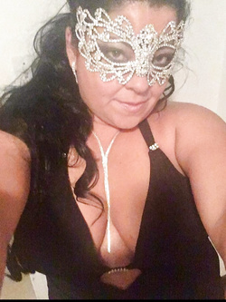 Cornuto 75 umiliato dalla moglie puttana