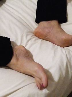 Tette, piedi, peli pubici, figa... tutto in mostra