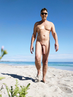 True nudist flashing on the beach Parte 2